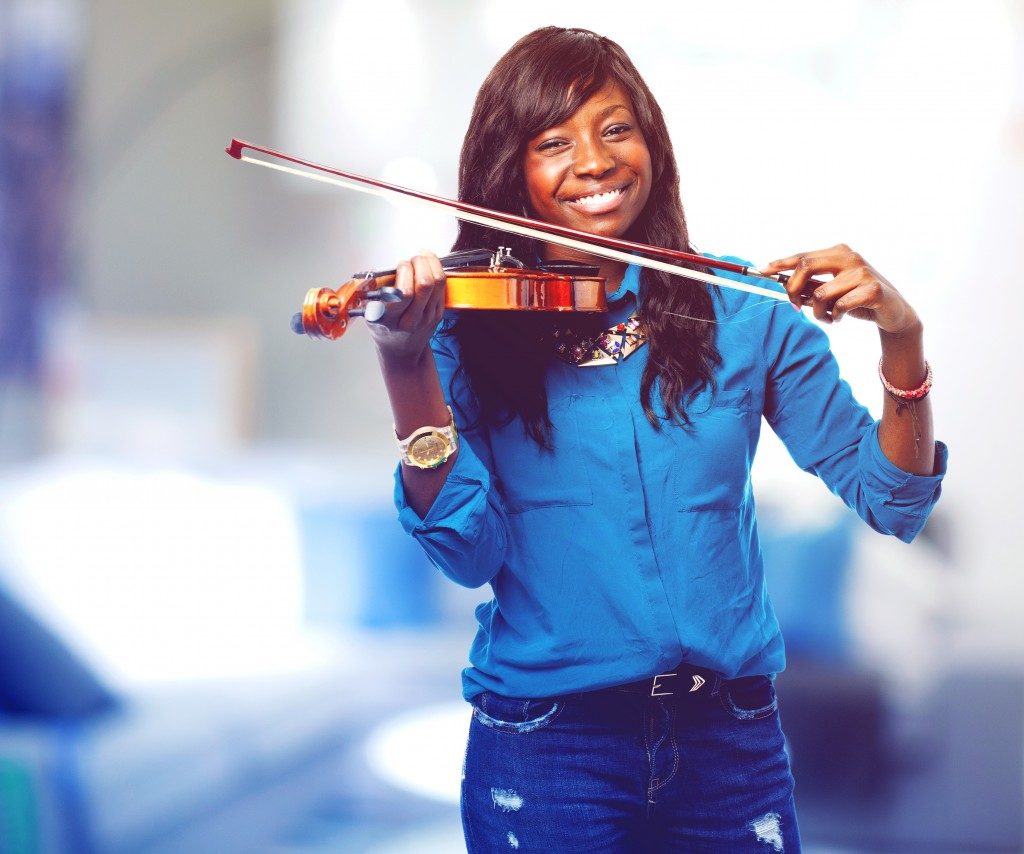 cool black woman playing the violin